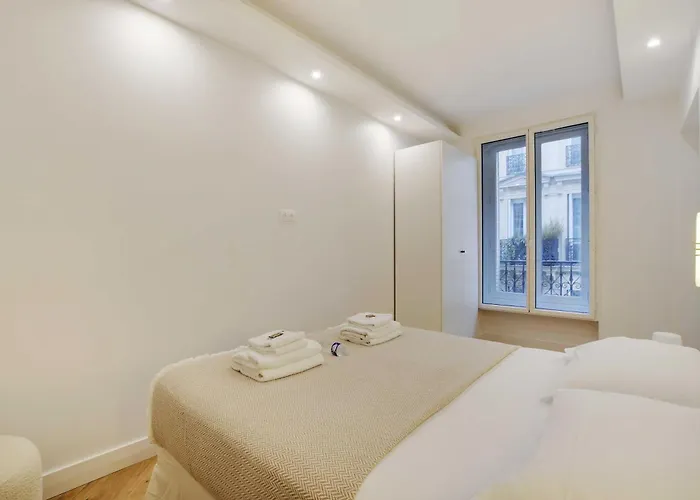 Harmonious 2bdr - 4p - Champs Elysees