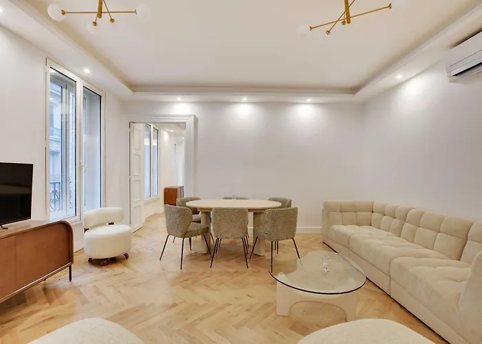 Harmonious 2bdr - 4p - Champs Elysees Apartman
